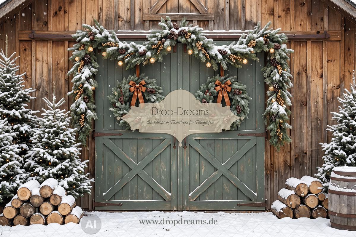 Weihnachts-Backdrop Green Barn II mit naturbelassener Holzscheune, grünen Schiebetüren und cognacfarbenen Kränzen in Scheunengrün und Braun von Drop-Dreams